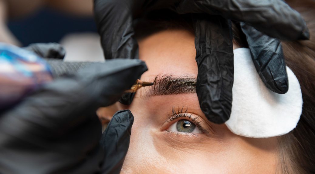 Vrouw die een permanent make-up behandeling ondergaat